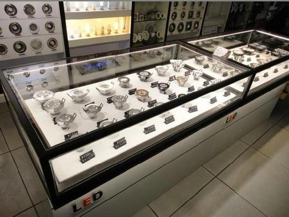 湛江小伙卖商照灯具,单款产品每月都销售50万左右