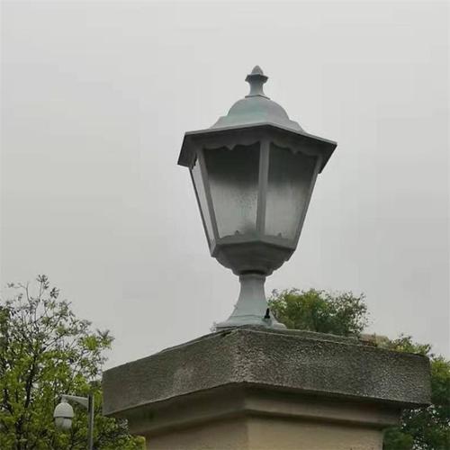 {“title” “庭院门柱太阳能灯新款选购指南 价格、厂家与鑫永虹灯具推荐”，“content” “\n# 庭院门柱太阳能灯新款选购指南 价格、厂家与鑫永虹灯具推荐\n\n随着绿色能源理念的普及与户外照明需求的升级，**庭院门柱太阳能灯**正成为越来越多家庭和工程项目的首选。无需布线、安装便捷、零电费运行，让太阳能门柱灯在别墅庭院、小区围墙、公园入口等场景中广受欢迎。本文将围绕**新款庭院门柱太阳能灯**、**院子门柱灯价格**以及**太阳能围墙柱头灯厂家**等关键词，为您系统梳理选购要点，并重点介绍业